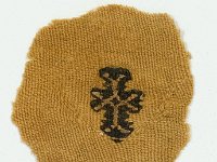 MA 356  MA 356, Kairo, koptisch, Fragment mit Kreuz, Wolle, Leinwand, H 6,2 cm, B 6,4 cm : Museumsfoto: Claus Cordes